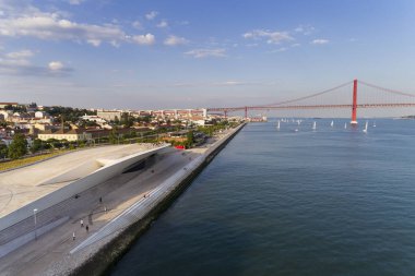 Arka planda havadan görünümü Lizbon şehir Tagus Nehri ve 25 Nisan Köprüsü'nün Maat Müzesi ile; Kavramı için Portekiz seyahat ve Lizbon ziyaret