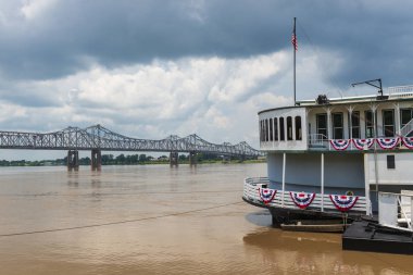 Bir gemi tekne ve Mississippi Nehri Natchez, Mississippi, ABD kenti yakınındaki köprüden ayrıntısı; Seyahat ABD ve Mississippi Nehri boyunca seyahat için kavram