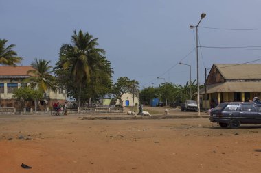 Cacheu, Bissau Cumhuriyeti - 1 Şubat 2018: insanlar bir sokakta, Gine Bissau, Batı Afrika Cacheu şehir.