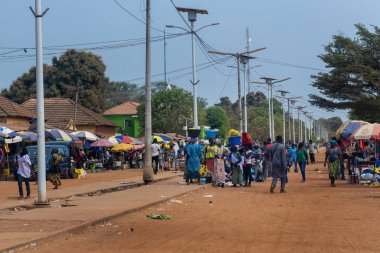 Canchungo, Bissau Cumhuriyeti - 1 Şubat 2018: insanlar Gine Bissau, Batı Afrika Canchungo şehir içinde sokak pazarında.