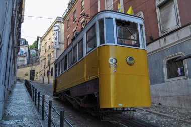 Lisbon, Portekiz - 11 Mayıs 2010: Gloria füniküler (Elevador da Gloria) Lizbon şehrinde. Gloria füniküler Pombaline downtown Bairro Alto ile bağlanır