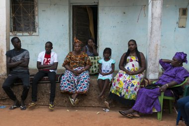 Bissau, Gine Cumhuriyeti - 31 Ocak 2018: aile sittting şehir Bissau, Gine Bissau Cupelon de Cima mahallede onların evinde önünde