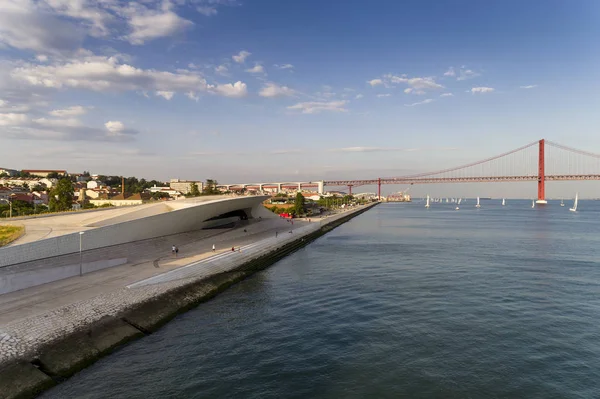 里斯本城市鸟瞰图与塔塔河和4月25日桥的背景 葡萄牙旅游概念及访问里斯本 — 图库照片
