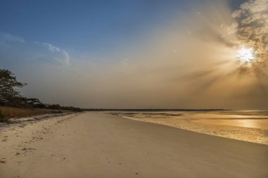Orango Island günbatımı, Gine Bissau, güzel bir ıssız plajda görünümünü. Orango Bijagos adalar bir parçasıdır; Kavramı için Afrika'da seyahat ve tatil yaz