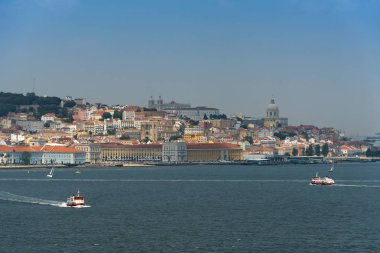 Tagus Nehri üzerinde tekne (cacilheiros) ile Lizbon şehir manzarası görünümünü; Kavramı için Portekiz seyahat ve Lizbon ziyaret