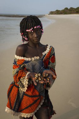 Orango Adası, Gine-Bissau 2 Şubat 2018: Gün batımında Orango ada Beach'de bir genç kanlı hasat portresi.
