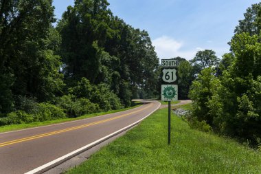Büyük bir nehir yol işaret bize yol 61 yakınındaki şehir Viksburg, Mississippi eyalet boyunca; Kavram Americ Amerika ve yol yolculuk seyahat için