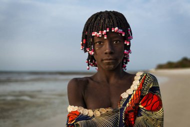 Orango Adası, Gine-Bissau 2 Şubat 2018: Gün batımında Orango ada Beach'de içinde güzel bir genç girlr portresi.