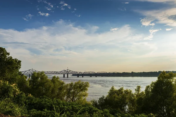 Vista Rio Mississippi Com Ponte Vicksburg Segundo Plano Pôr Sol — Fotografia de Stock