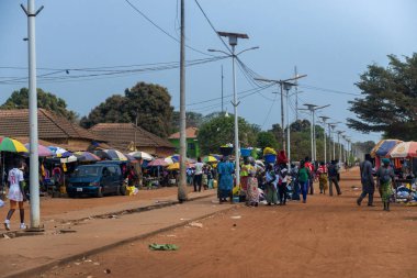 Canchungo, Bissau Cumhuriyeti - 1 Şubat 2018: insanlar Gine Bissau, Batı Afrika Canchungo şehir içinde sokak pazarında.