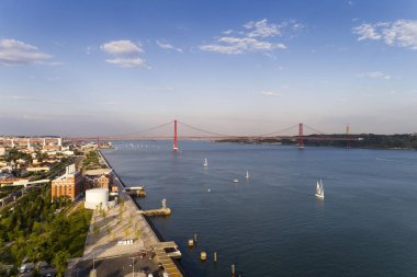 Lisbon, Portekiz - 23 Haziran 2018: Arka planda Lizbon şehir Yelkenli tekneler Tagus Nehri (Rio Tejo) ve 25 Nisan Köprüsü ile havadan görünümü; 