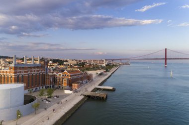 Lisbon, Portekiz - 23 Haziran 2018: Arka planda Lizbon şehir Yelkenli tekneler Tagus Nehri (Rio Tejo) ve 25 Nisan Köprüsü ile havadan görünümü;