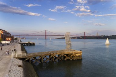 Lisbon, Portekiz - 23 Haziran 2018: Görünümü Tagus Nehri (Rio Tejo) ve 25 Nisan Köprüsü'nün arka planda şehir Lizbon, Portekiz;