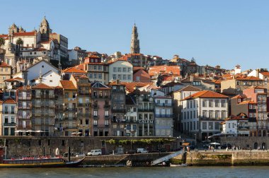 Porto, Portekiz - 4 Ekim 2010: Görünüm Ribeira mahalle ve Douro Nehri şehrin Porto, Portekiz