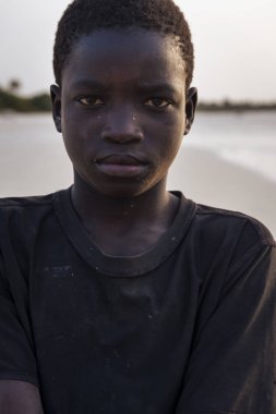 Orango Adası, Gine-Bissau 2 Şubat 2018: Gün batımında Orango ada Beach'de bir genç Afrikalı çocuk portresi.