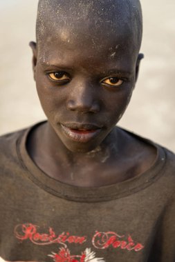 Orango Adası, Gine-Bissau 2 Şubat 2018: Gün batımında Orango ada Beach'de bir genç Afrikalı çocuk portresi.