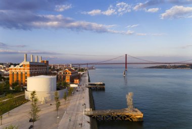 Lisbon, Portekiz - 23 Haziran 2018: Görünümü Tagus Nehri (Rio Tejo) ve 25 Nisan Köprüsü'nün arka planda şehir Lizbon, Portekiz;