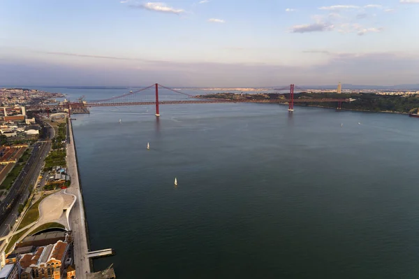 Flygfoto Över Floden Tejo Rio Tejo Staden Lissabon Med Segelbåtar — Stockfoto