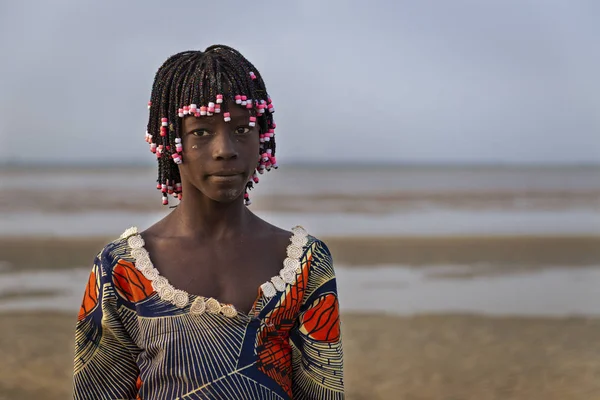 Orango Adası, Gine-Bissau 2 Şubat 2018: Gün batımında Orango ada Beach'de içinde güzel bir genç girlr portresi.