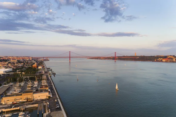 バック グラウンドの帆の船と 月橋の リスボン市内のテージョ川 テージョ川 の空中写真コンセプト旅行 ポルトガル リスボンを訪問 — ストック写真