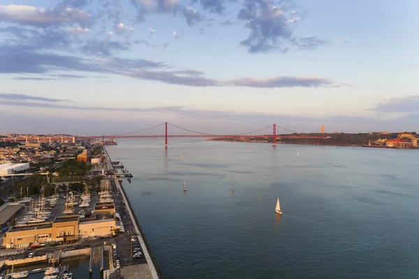 Vista Aérea Rio Tejo Rio Tejo Cidade Lisboa Com Veleiros — Fotografia de Stock