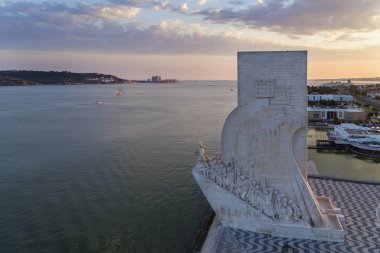 Şehir Lizbon, Portekiz, gün batımında (Padrao dos Descobrimentos) keşifler Anıtı hava görünümünü; Kavramı için Portekiz seyahat ve Lizbon ziyaret