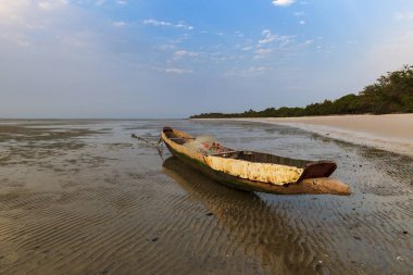 Orango Island günbatımı, Gine Bissau, plajda geleneksel balıkçılık Kano görünümünü. Orango Bijagos adalar bir parçasıdır; Kavramı için Afrika'da seyahat ve tatil yaz