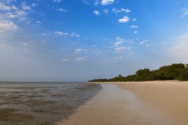 Orango Island günbatımı, Gine Bissau, ıssız Beach'te. Orango Bijagos adalar bir parçasıdır; Kavramı için Afrika'da seyahat ve tatil yaz