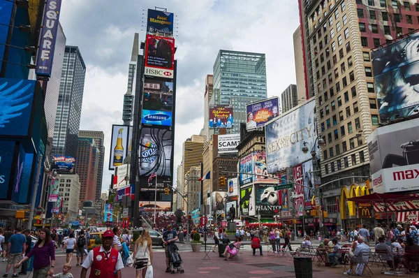 米国ニューヨーク市のタイムズスクエアでニューヨーク アメリカ合衆国 2010 タイムズ スクエアは 世界で最も有名なランドマークの一つ — ストック写真