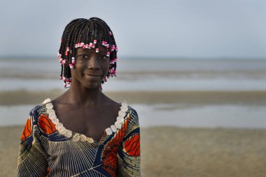 Orango Adası, Gine-Bissau 2 Şubat 2018: Gün batımında Orango ada Beach'de içinde güzel bir genç girlr portresi.