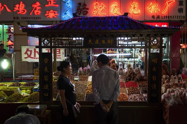 Dunhuang Kína Augusztus 2012 Szállító Megrendelő Előtt Egy Élelmiszer Stall — Stock Fotó