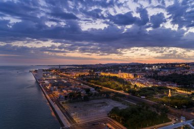Belem mahalle ve Lizbon şehir batımında Tagus Nehri (Rio Tejo) hava görünümünü; Kavramı için Portekiz seyahat ve Lizbon ziyaret