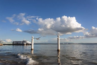 Cais das Colunas görünümünü ve şehir Lizbon, Portekiz Tagus Nehri (Rio Tejo); Ziyaret Lizbon için kavram