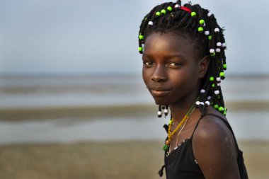 Orango Adası, Gine-Bissau 2 Şubat 2018: Gün batımında Orango Adası plajda güzel bir genç kız portresi.