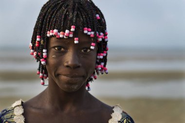 Orango Adası, Gine-Bissau 2 Şubat 2018: Gün batımında Orango ada Beach'de güzel bir genç kız portresi.