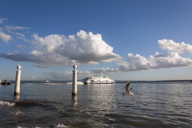 Cais das Colunas görünümünü ve şehir Lizbon, Portekiz Tagus Nehri (Rio Tejo); Ziyaret Lizbon için kavram