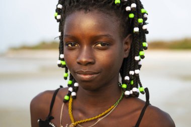 Orango Adası, Gine-Bissau 2 Şubat 2018: Gün batımında Orango Adası plajda güzel bir genç kız portresi.