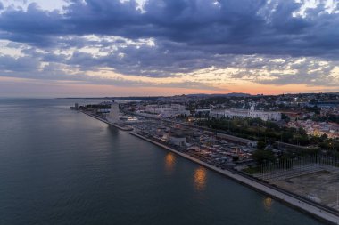 Belem mahalle ve Lizbon şehir batımında Tagus Nehri (Rio Tejo) hava görünümünü; Kavramı için Portekiz seyahat ve Lizbon ziyaret