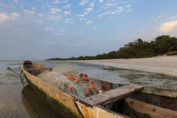 Традиционное Рыболовное Каноэ Пляже Острове Обитатель Отправляется Закат Гуантанамо Мбаппе — стоковое фото