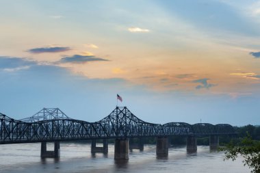 Mississippi nehrinin günbatımında Vicksburg köprüden görünümünü