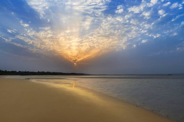 Orango Island günbatımı, Gine Bissau, güzel bir ıssız plajda görünümünü. Orango Bijagos adalar bir parçasıdır; Kavramı için Afrika'da seyahat ve tatil yaz