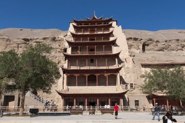 Dunhuang, Çin - 8 Ağustos 2012: Turist girişinde Mogao mağaraları yakınındaki şehir Dunhuang, Gansu Eyaleti, Çin.