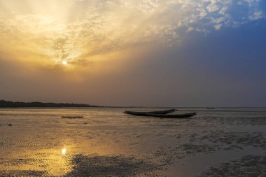 Orango Island günbatımı, Gine Bissau, plajda geleneksel balıkçılık Kano. Orango Bijagos adalar bir parçasıdır; Kavramı için Afrika'da seyahat ve tatil yaz