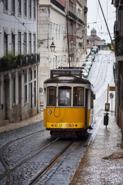 Lisbon, Portekiz - 16 Şubat 2010: 28 tramvay şehir Lizbon, Portekiz Chiado mahallede bir sokakta;