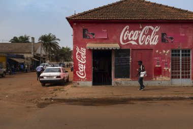 Bissau, Gine Cumhuriyeti - 5 Şubat 2018: bir restoran, Gine Bissau, Batı Afrika önünde geçen adamla Bissau şehir sokak sahne