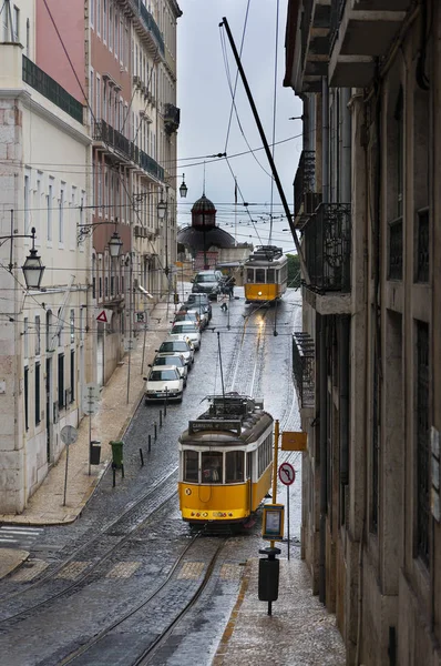 Lisboa Portugal Fevereiro 2010 Eléctricos Antigos Numa Rua Bairro Chiado — Fotografia de Stock