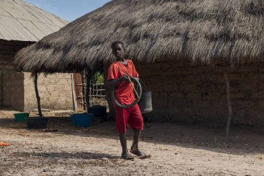 Orango Island, Gine-Bissau 3 Şubat 2018: Erkeğin önünde Orango Adası Eticoga köy evinde.