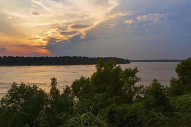Mississippi State, ABD Vicksburg şehir yakınındaki gün batımında Mississippi Nehri ile güzel bir manzara.