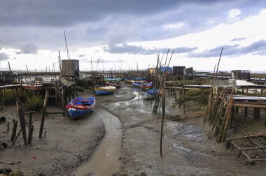Carrasqueira, Portekiz - 28 Kasım 2009: Carrasqueira, Comporta, Portekiz, Europe yakınındaki Palafitic Dock görünümünü.