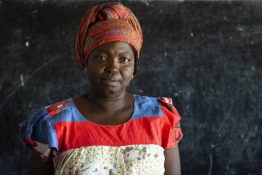 Orango Adası, Gine-Bissau 3 Şubat 2018: Orango Adası Eticoga köyü sınıfta içinde bir okul öğretmeni portresi.